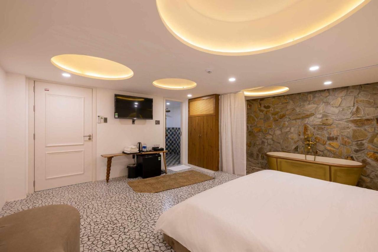 Pisces Hotel Hue Buitenkant foto