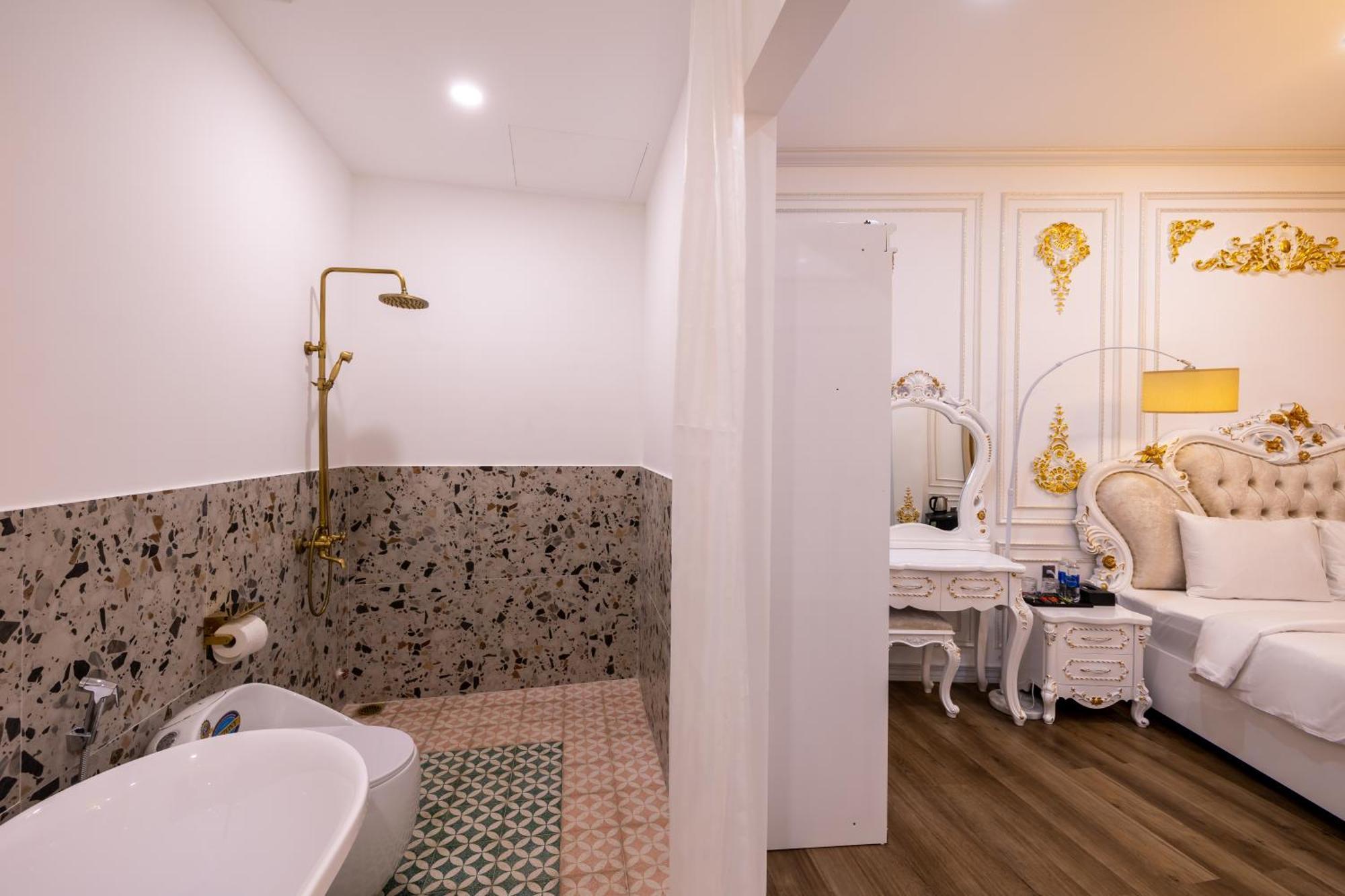 Pisces Hotel Hue Buitenkant foto