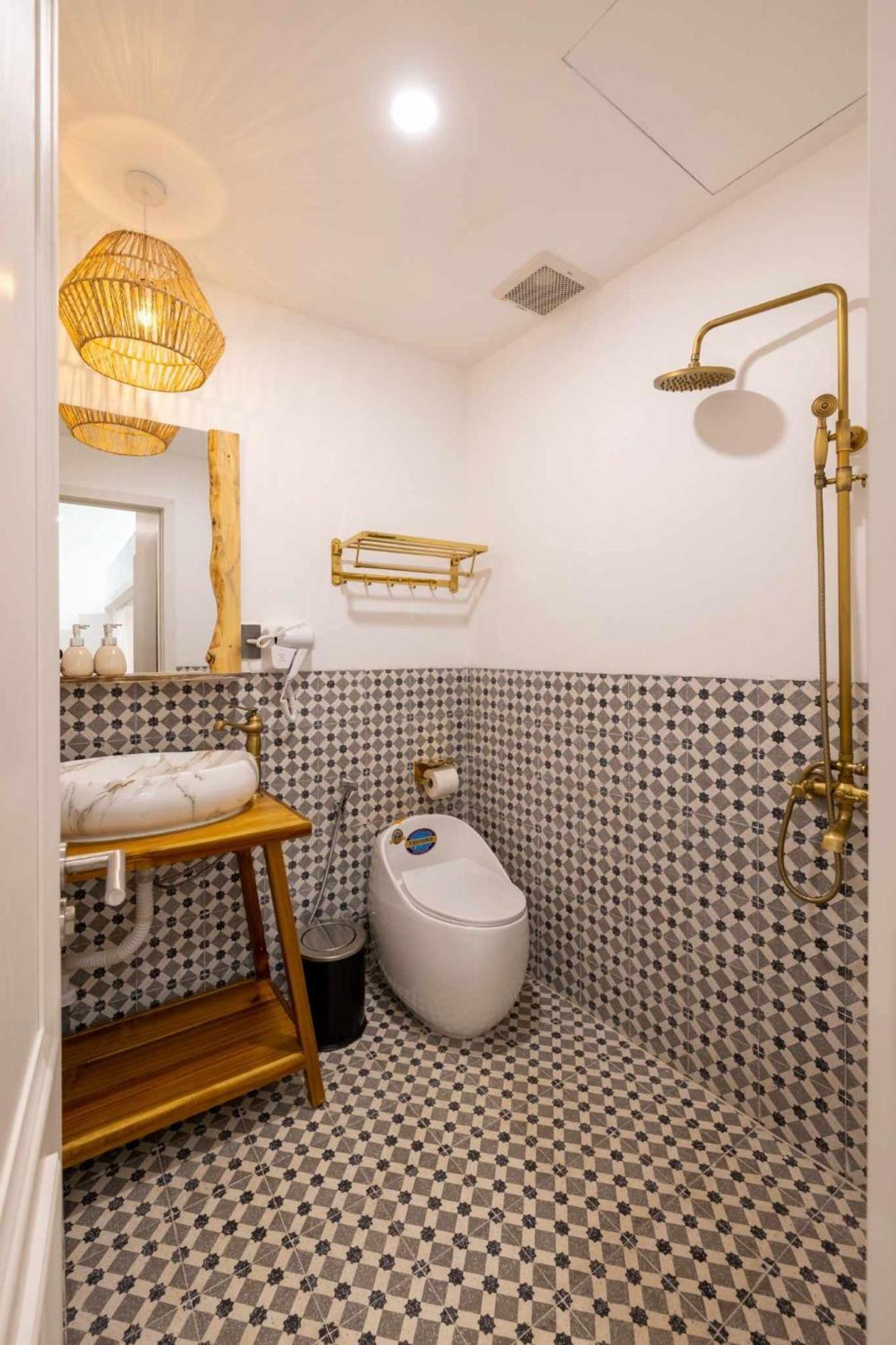 Pisces Hotel Hue Buitenkant foto