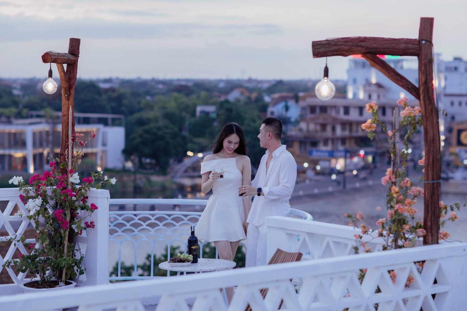 Pisces Hotel Hue Buitenkant foto