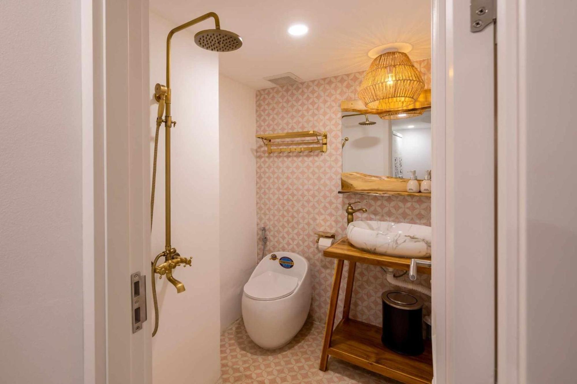 Pisces Hotel Hue Buitenkant foto