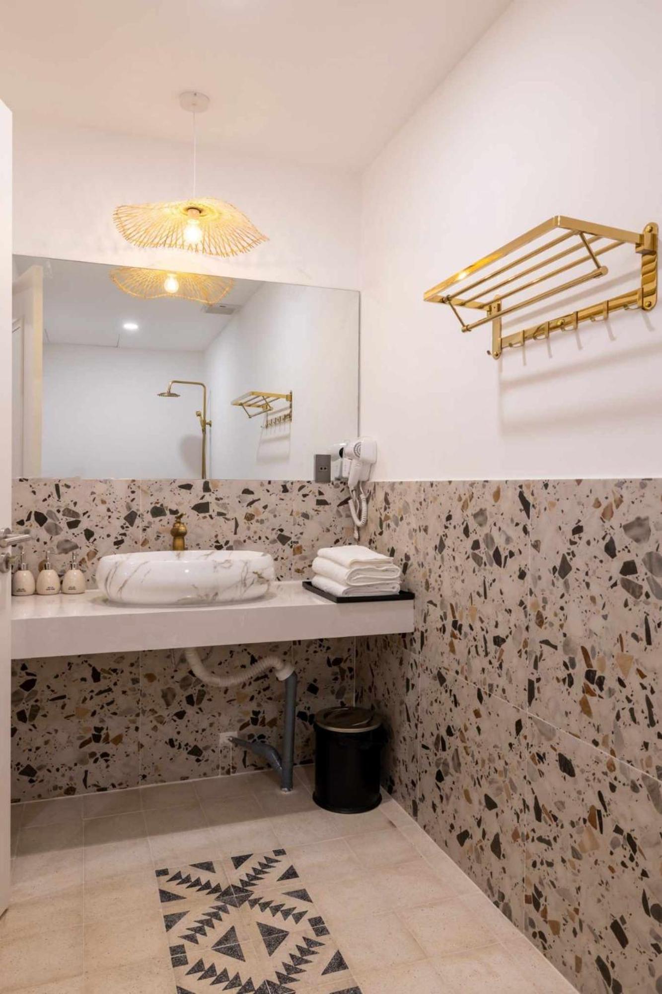 Pisces Hotel Hue Buitenkant foto